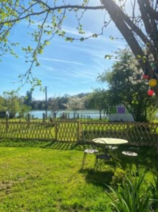 Maison Face A L'etang *